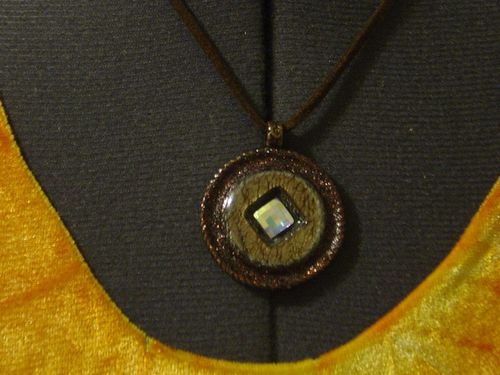 pendentif-marron-avec-swarovski.jpg