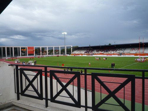Le stade vu depuis la tribune officielle avec au fond, la tribune des supporters narbonnais (août 2011, image personnelle)