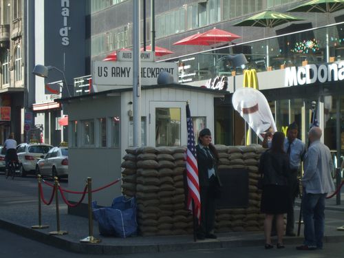 berlin-checkpointCharly.JPG