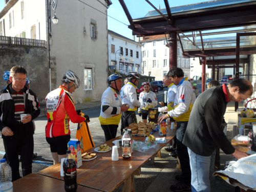 randonnee-Charente-Limousine-casse-croute-2-04-2013.jpg