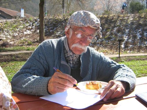 J4-00-Lulu-ecrit-une-lettre-devant-son-gateau.jpg