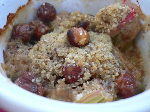 Rhubarbe en crumble de fruits secs