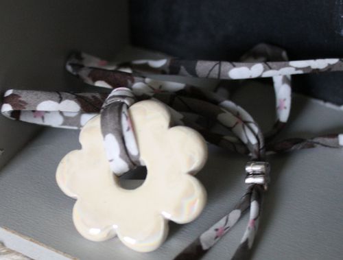 pendentif-fleur-ivoire--claudia-ladriere.jpg