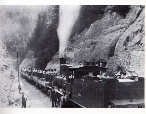 Train-de-travaux-a-la-sortie-du-Tunnel-de-Brivaux-en-1875.jpg