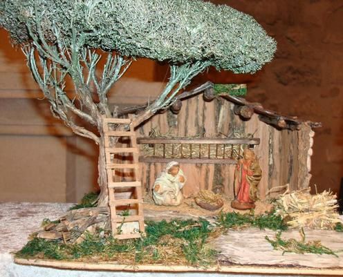 Mini Crèche de Noël aspect Bois et Mousse avec 9 Santons