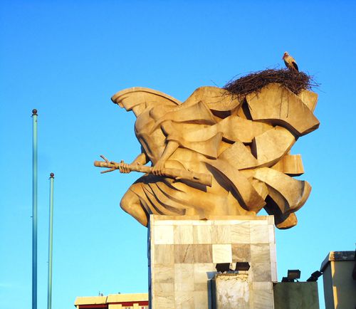 Un monument et une cigogne.