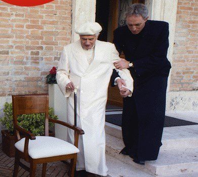 BENEDETTO-XVI-AIUTATO-DA-MONS.-GEORGE.jpg