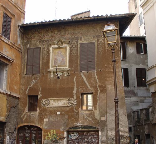 Fatada--cu-sfanta-la-casa-linga-Campo-del-Fiore.jpg