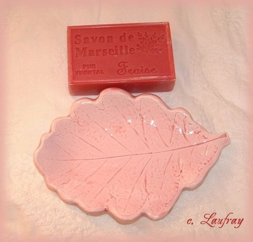 porte-savon-rose-marseille-parfum-fraise.jpg