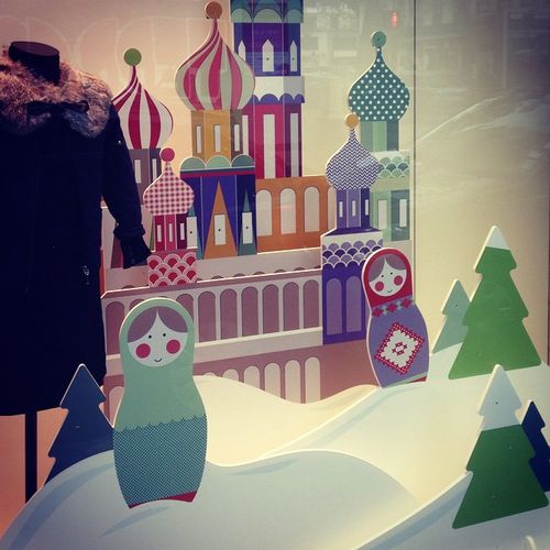 vitrine-cyrillus-disneyland-small-world.jpg
