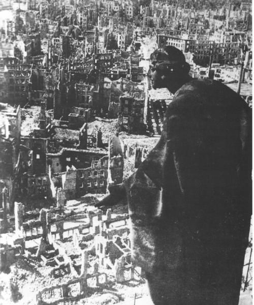 Les-ruines-de-Dresde--135-000-morts-.jpg