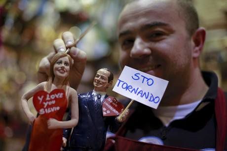 LA-FIDANZATA-DI-BERLUSCONI-STATUINA.jpg