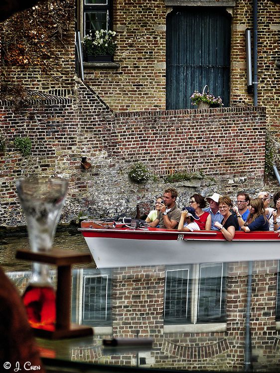 Joelle chen - reflets sur table en verre - Bruges