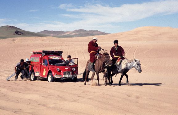 chevaux-tirent-2cv-Mongolie.jpg