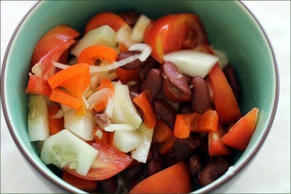 Salade mexicaine : haricots rouges, tomate, poivron, concombre, oignon vegecarib1052