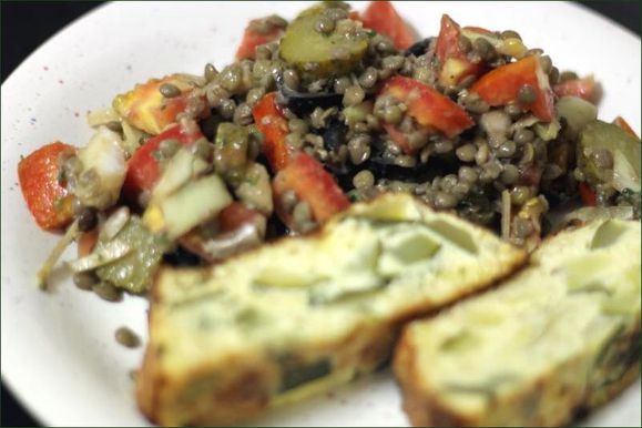 Salade de lentilles, tomate, cornichons, oignon,concombre, olives noires, vinaigrette vegecarib1077