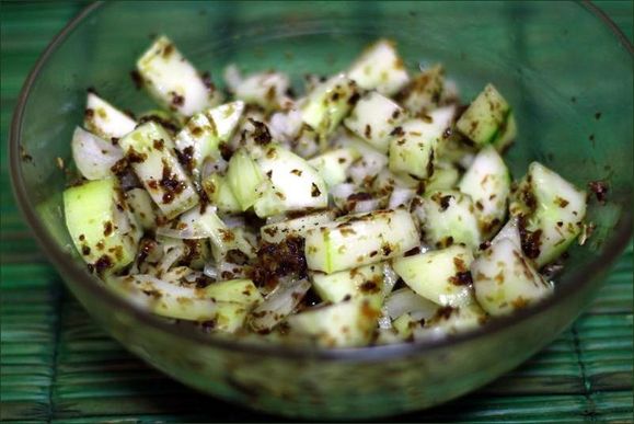 Salade de concombre, oignon, algues en paillettes vegecarib1055