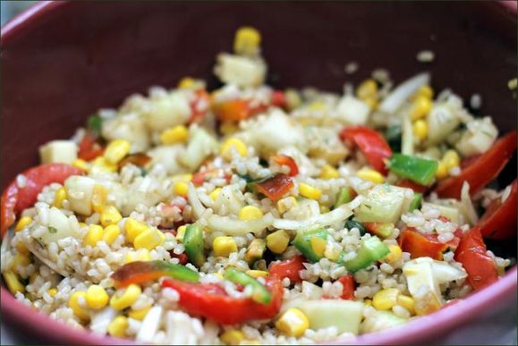 Salade de riz complet avec poivron, tomate, concombre, maïs, oignon, estragon, vinaigrette. vegecarib1084