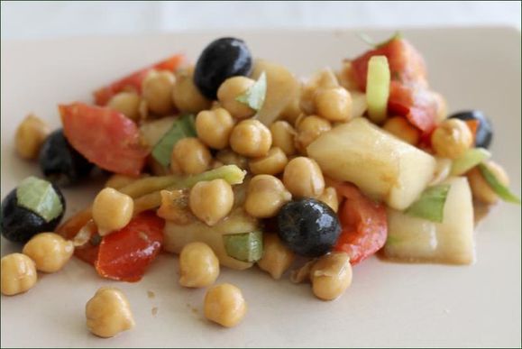  Pois chiches, tomate, concombre, basilicolives noires, vinaigrette. vegecarib1111
