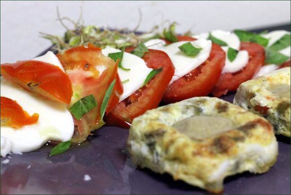 salade Caprese (tomate, mozzarella, basilic, huile d'olive) avec des germes de soja au sésame vegecarib1105