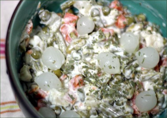 Macédoine, mayonaise, petits oignons au vinaigre et estragon. vegecarib1113