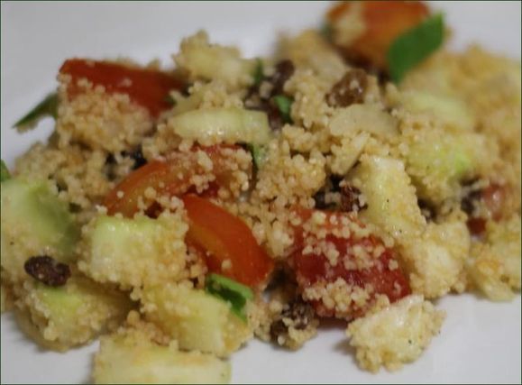 Taboulé : tomate concombre, oignon, raisins secs, basilic, couscous, huile d'olive, jus de citron vegecarib1054