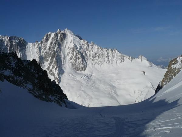 http://img.over-blog.com/599x450/0/08/49/95/ski-de-randonn--e/B-col-du-Chardonnet-Brieuc-photo-guillaume-ledoux-apoutsiak-le-col-.jpg