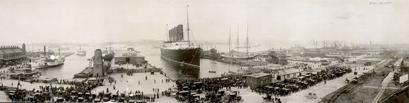 1280px-The_Lusitania_at_end_of_record_voyage_1907_LC-USZ62-.jpg