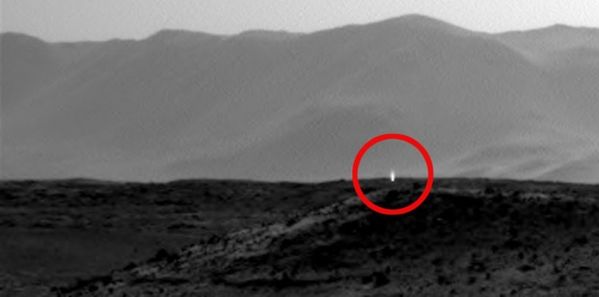 7187915-photo-une-etrange-lumiere-reperee-sur-mars.jpg