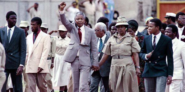 Mandela-sorti-de-prison-avec-Winnie.jpg