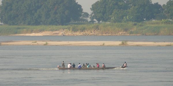 Brazza-pool-mbamou-pirogue
