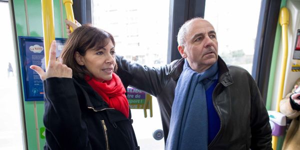 Affiches-anti-Hidalgo-le-PS-contre-attaque-et-menace-lui-au