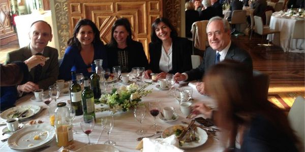 Anne-Hidalgo-tout-sourire-entouree-des-dissidents-de-Natha.jpeg