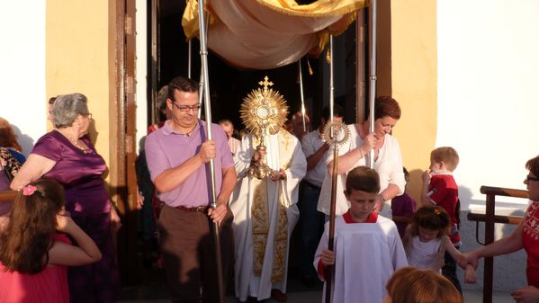 La Custodia en la puerta de la Iglesia