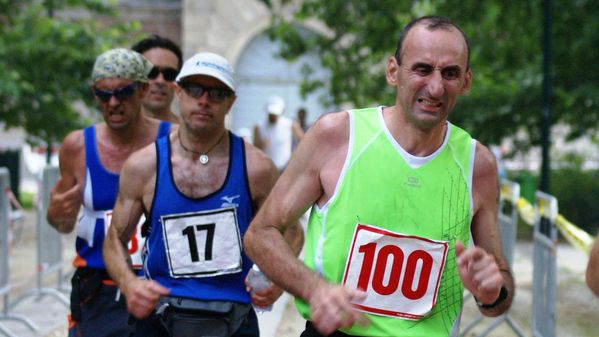Milano24 gruppo di atleti alla 9nora di gara. Con il pettorale 17, Paolo Rovera vincitore della 24 ore e Campione Italiano FIDAL 2012 24 ore su strada