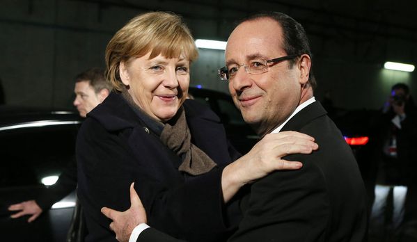 sem13fevb-Z13B-Francois-Hollande-et-Angela-Merkel-stade-de-.jpg