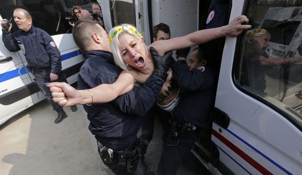 sem13avra-Z22-Femen-a-Paris-soutien-a-femen-tunisie.jpg