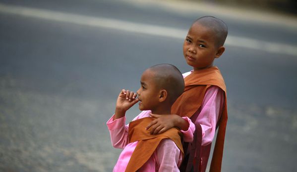 sem13avrb-Z39-bouddhistes-Yangoon-Birmanie.jpg