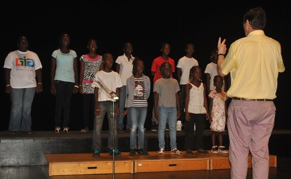 Chœur d’enfants dirigé par Thierry Thiebaut.