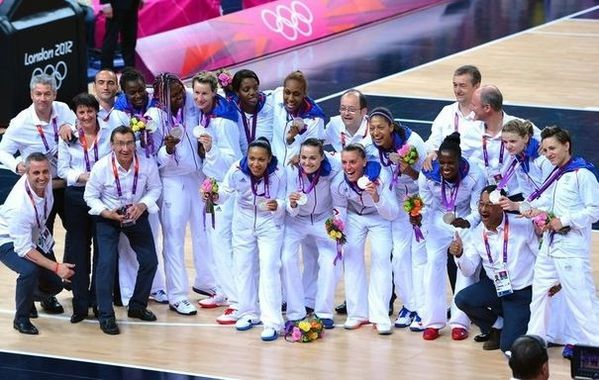 381006_l-equipe-de-france-feminine-de-basket-sur-le-podium-.jpg