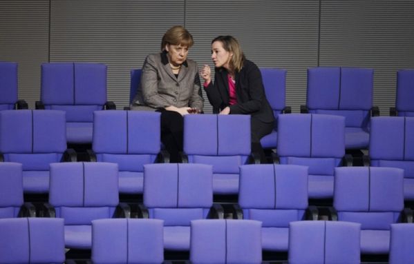 sem13fevf-Z21-Angela-Merkel-Kristina-Schroeder-Bundestag.jpg