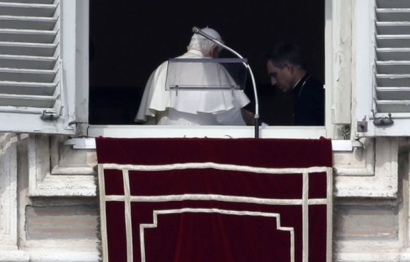 sem13fevg-Z22-pape-Benoit-XVI-dernier-angelus-Rome-Vatican.jpg
