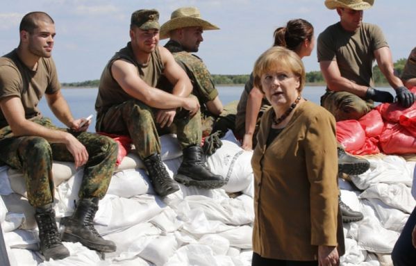 sem13juic-Z26-Angela-Merkel-armee-allemande-inondations.jpg