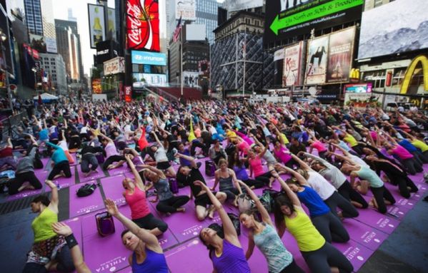 sem13juij-Z9-cours-de-yoga-geant-Times-Square-a-New-York.jpg