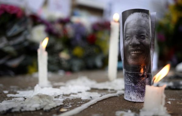 sem13juim-Z5-Nelson-Mandela-photos-bougies.jpg