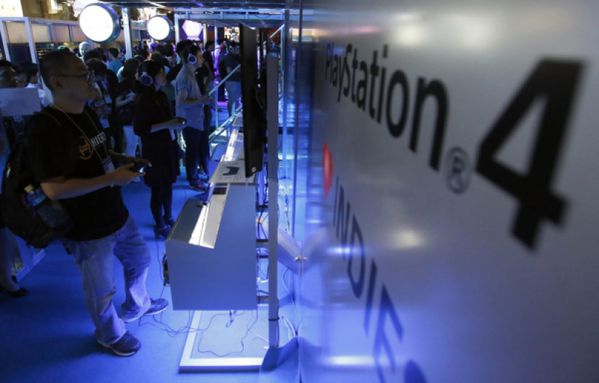 sem13sepi-Z3-Play-Station-4-Tokyo-game-show.jpg