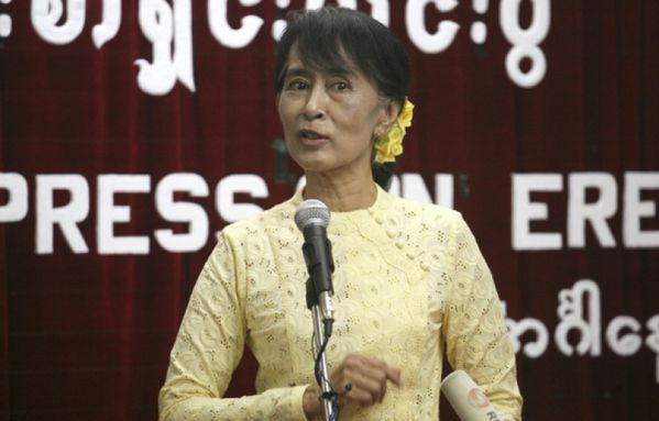 sem12juii-Z31-Aung-San-Suu-Kyi-conference-de-presse-Rangoon.jpg