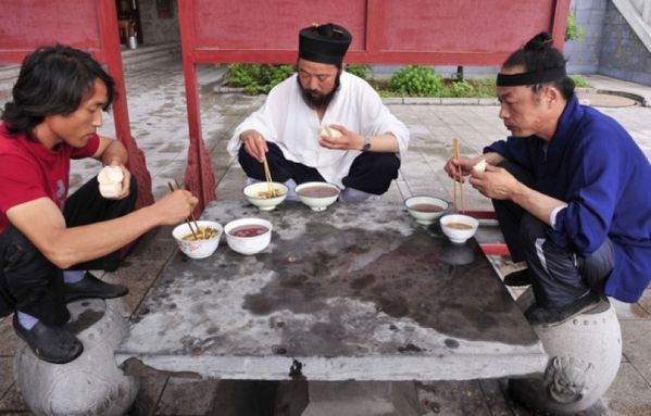 sem12juij-Z18-dejeuner-pretres-Chine.jpg