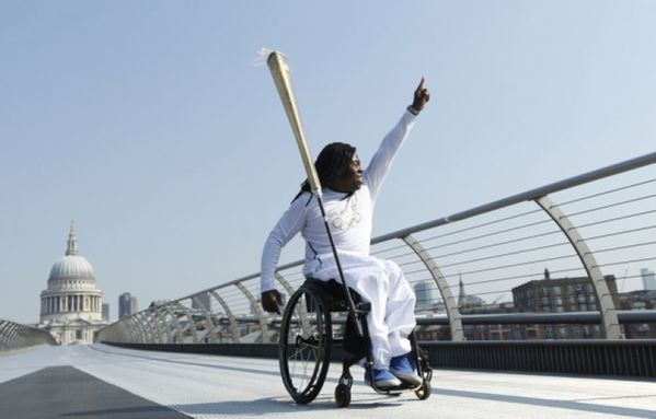 sem12juip-Z15-JO-2012-Londres-Ade-Adepitan-flamme-olympique.jpg