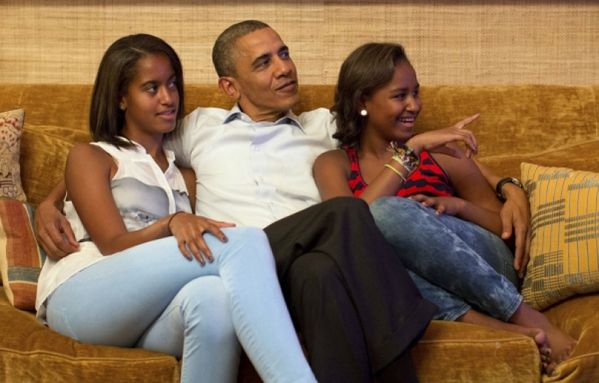 sem12sepb-Z6-Obama-Barack-Malia-Sasha-regardent-Michele.jpg